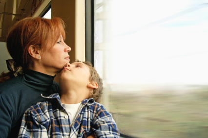 Mutter Frau mit Kind im Zug am Fenster