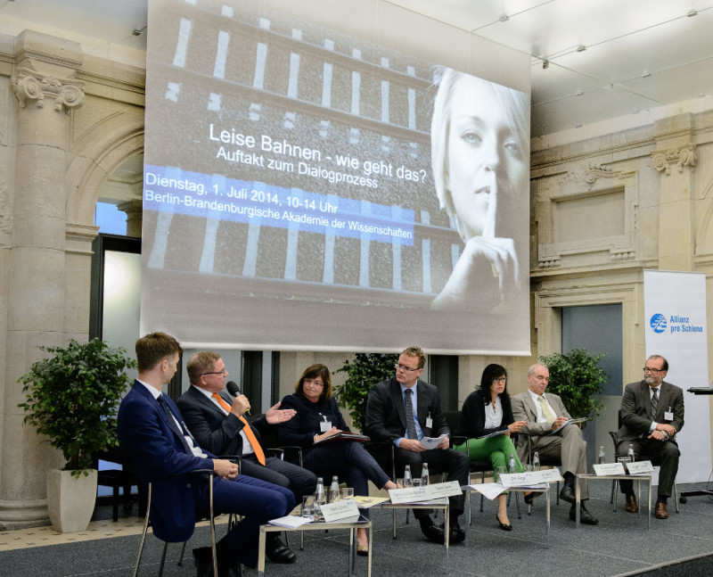 Diskussion bei der Auftaktkonferenz Plattform Leise Bahnen über Schienenlärm und Lärmschutz