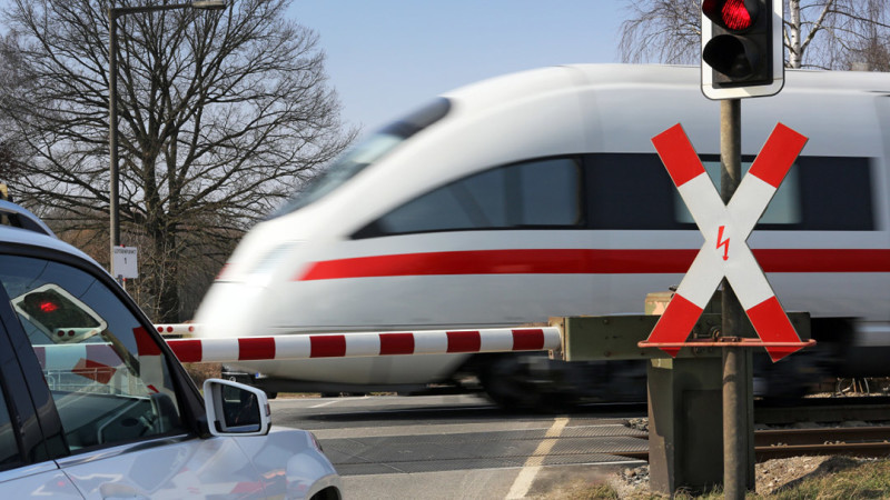 Nicht sicher: Gigaliner gefährden die Sicherheit an Bahnübergängen. Sie sind zu lang, zu schwer und zu behäbig