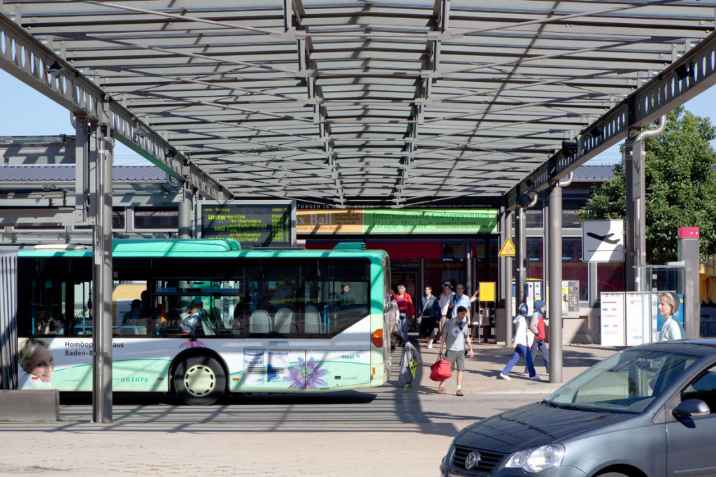 Busbahnhof mit Bus