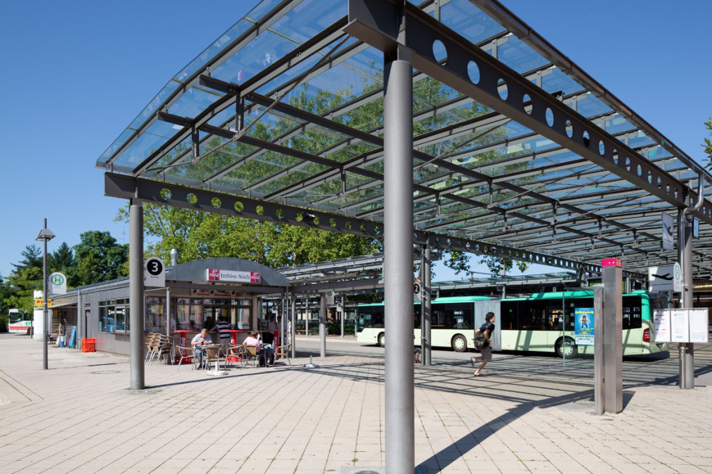 Überdachter Zugang zum Busbahnhof