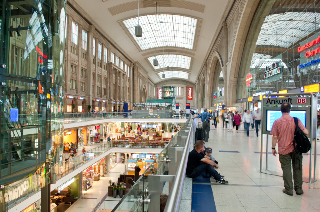 Gläserne Aufzüge und Panoramablick im Bahnhof