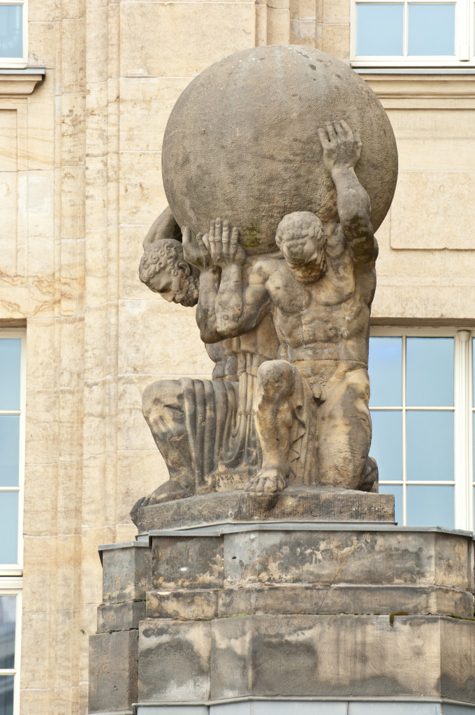 Skulpturen rund um den Bahnhof