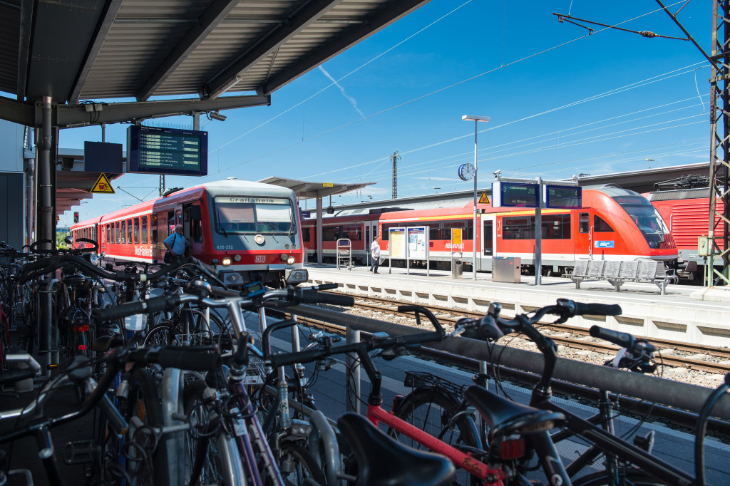 Bahnsteige mit Züge