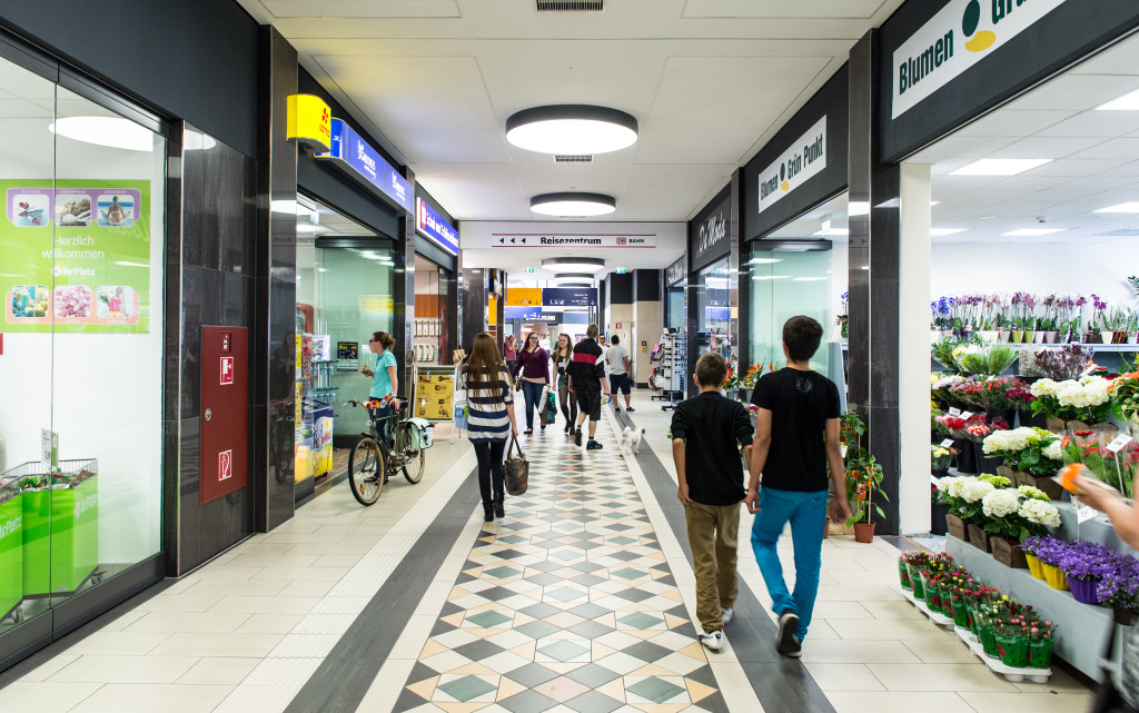 Einkaufshalle mit Bahnhofsgeschäften