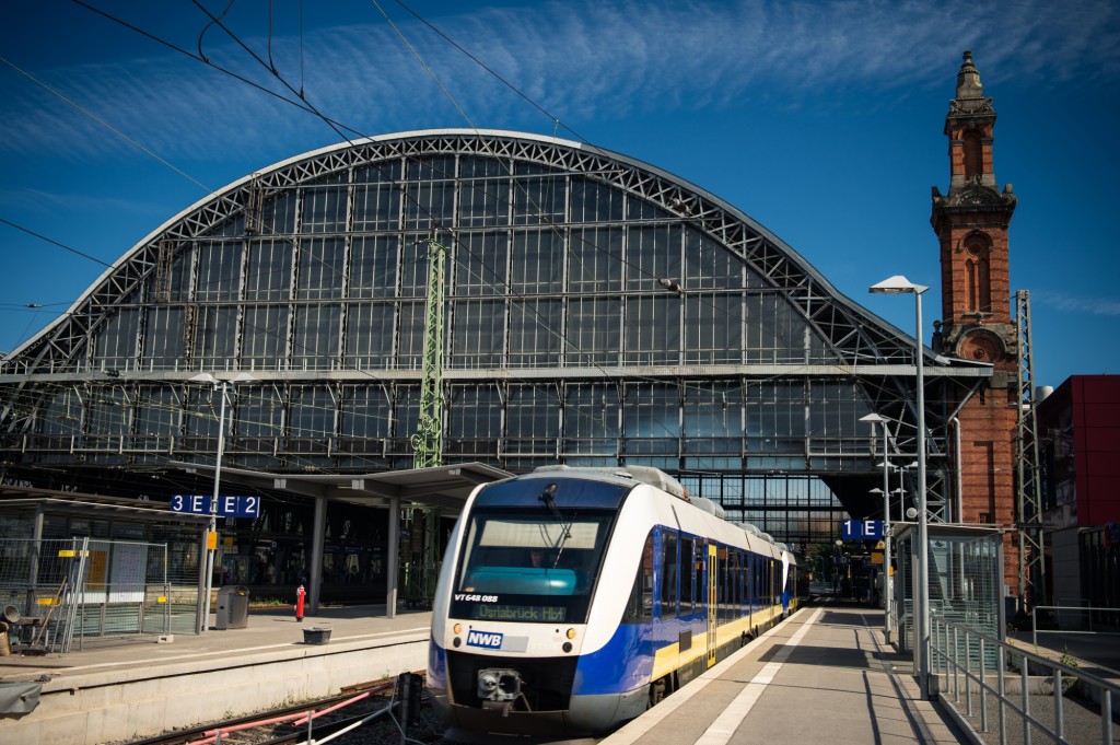 Neun Gleisen am Bahnhof