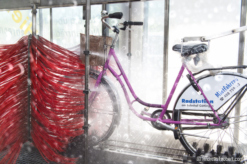 Direkt neben dem Bahnhof Göttingen: Fahrradparkhaus mit Waschanlage