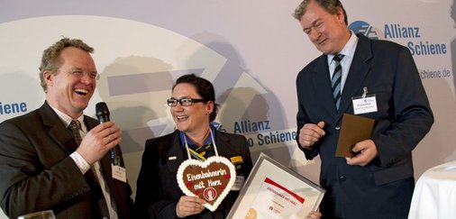 Jury-Mitglied Christian Schlutz (rechts), Claudia Möller (Mitte), Dirk Flege (Allianz Pro Schiene) (links) sind erfreut.