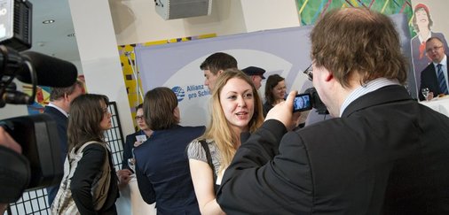 Bahnkundin Melina Klein gibt Interview und erzählt, wie sie durch den dunklen ICE schlich, um dann schüchtern an der Tür von Nico Hilsberg zu klopfen.