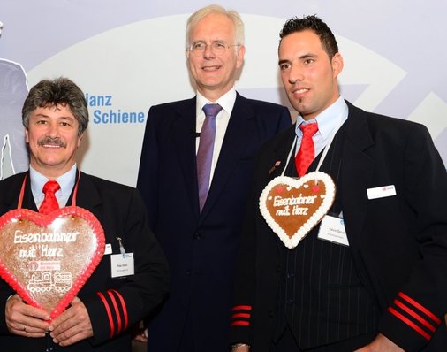 Goldmedaillen-Gewinner Peter Gitzen (li.) und Sonderpreis-Gewinner Yalcin Özcan mit Harald Schmidt.