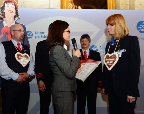 BOB-Mitarbeiterin Alexandra Schertler erhält Sachpreise und eine Urkunde.