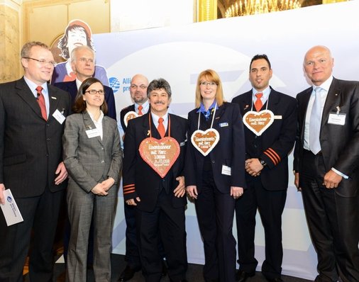 Siegerfoto: v.l.n.r.: Karl-Peter Naumann (Pro Bahn), Alexander Kirchner (EVG), Michael Ziesak (VCD), Alexandra Schertler, Yalcin Özcan, Peter Gitzen, Dirk Flege (Allianz pro Schiene). Vorne: Peter Vitze