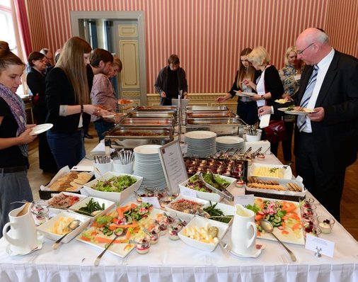 Am Essens-Buffet: Rechts im Bild: Heino Seeger, Chef der Bayerischen Oberlandbahn