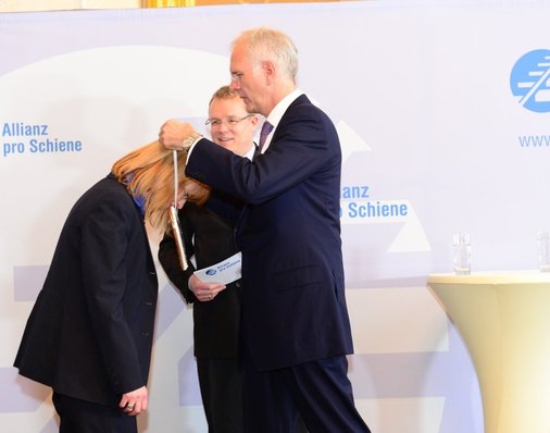 Alexandra Schertler erhält Anstecknadel in Bronze und ein Lebkuchenherz von Harald Schmidt.