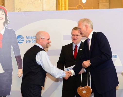 Harald Schmidt überreicht symbolisch das Eisenbahner-Herz an Oliver Vitze.