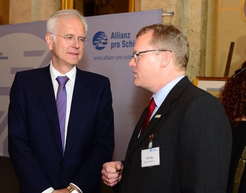 Schöne Veranstaltung, da sind sich Laudator Harald Schmidt und Gastgeber Dirk Flege (Allianz pro Schiene, rechts) einig.