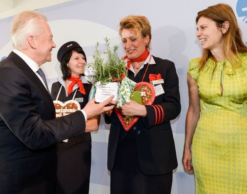 Bahnchef Grube überreicht Daniela Kumbernuß ein Rosmarin-Topf für ihren Garten.