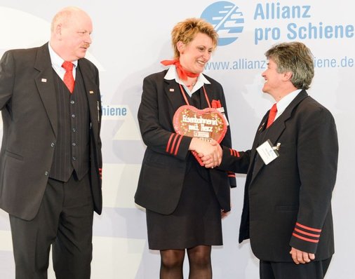 Jonni Käsehage (Eisenbahner mit Herz 2011, links) und Peter Gitzen (Eisenbahner mit Herz 2012) mit Daniela Kumbernuß auf der Bühne.