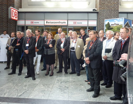 Gruppenbild vor dem Reisezentrum Darmstadt