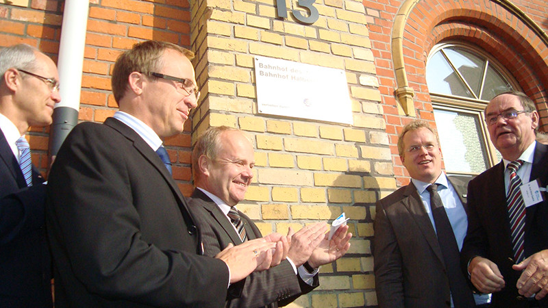 Enthüllte Messingtafel Bahnhof Halberstadt