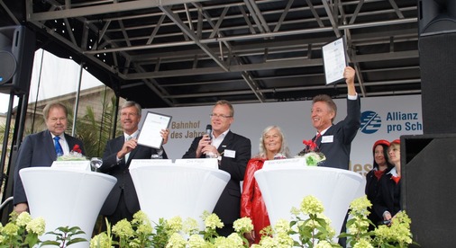 Auf der Bühne: Oberbürgermeister Wolfgang Meyer und Bahnhofsmanager Detlef Krusche.