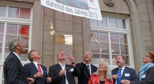 Sichtblende an der Fassade fliegt in die Luft.