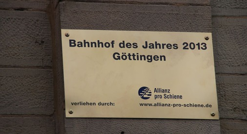 Siegertafel an der Fassade des Bahnhofs Göttingen.