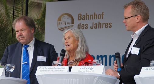 Auf der Bühne: Die Bahnhof des Jahres-Jury lobte schon in ihrer Würdigung den imposanten Bau mit seiner harmonisch orchestrierten Fassade.