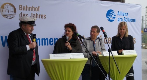 Moderatorin Barbara Mauersberg mit den Jury-Mitgliedern auf der Bühne.