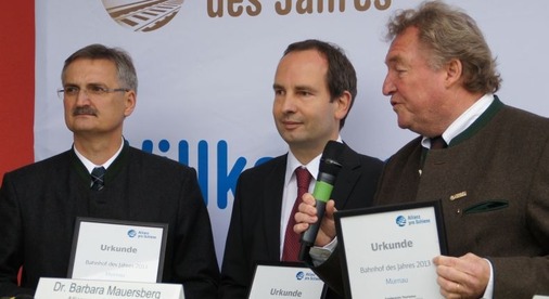 Der Murnauer Bahnhofsmanager Helmut Zöpfel, der aus der Region stammende Investor Andreas Holzhey und der Murnauer Bürgermeister Michael Rapp erhalten eine Urkunde für ihre hervorragende Zusammenarbeit beim Umbau des Bahnhofs.