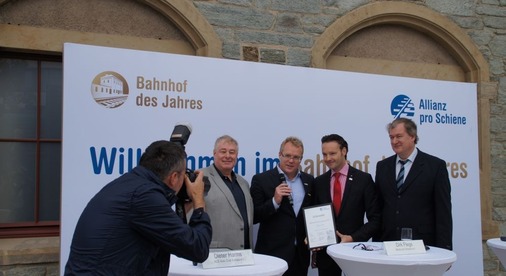 Der Oberurseler Bahnhofsmanager Heiko Scholz bekommt eine Urkunde