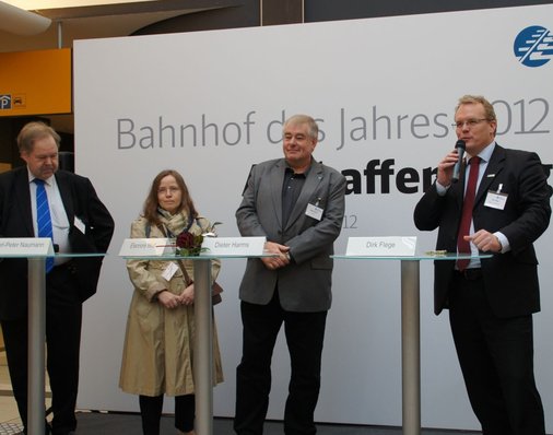 Dirk Flege, Geschäftsführer der Allianz pro Schiene und Jurymitglied, heißt Ehrengäste und Besucher im Aschaffenburger Hauptbahnhof willkommen.