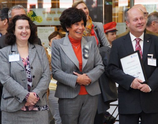 Rosemarie Fäth neben Heike Steinhoff, der früheren Bahnhofsmanagerin in Aschaffenburg (jetzt Bahnhofsmanagerin in Bamberg) und Elmar Hirsch, der nun die Verantwortung für Aschaffenburg trägt.