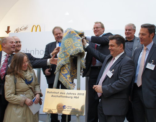 Messingtafel für den Aschaffenburger Hauptbahnhof ist enthüllt