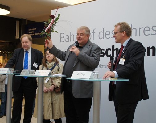 Dieter Harms vom Auto Club Europa (ACE) lobt die Wandgestaltung des Bahnhofs Aschaffenburg