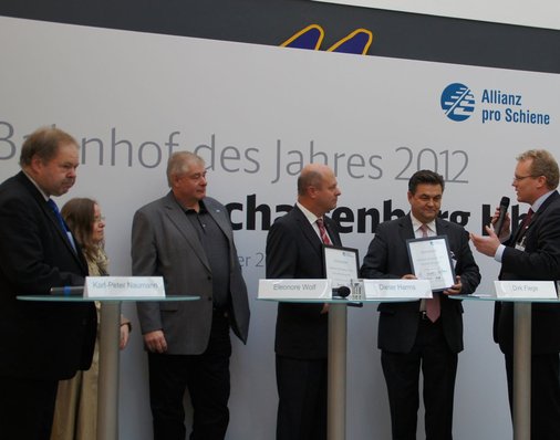 Elmar Hirsch (Bahnhofsmanager Aschaffenburg) und Oberbürgermeister Klaus Herzog (SPD) erhalten eine Urkunde für die vorbildliche Gemeinschaftsleistung bei der Planung und dem Neubau des Aschaffenburger Bahnhofs.