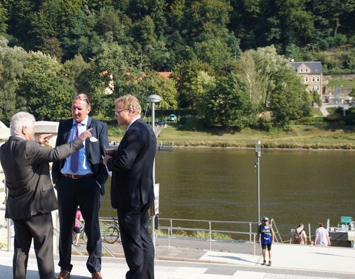 Jury-Mitglied Dirk Flege im Gespräch mit Bürgermeister Andreas Eggert