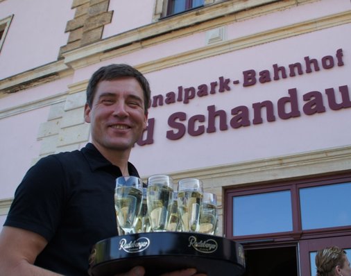 Marcus Ziegler vom Biosphaire-Regiomarkt verteilt Sekt an die Gäste.