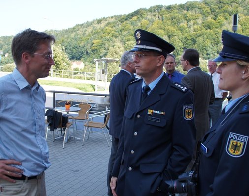 Pressesprecher Hanspeter Mayr im Gespräch mit Sven Jendrossek und Nadine Rudek von der Bundespolizeiinsepktion Altenburg.