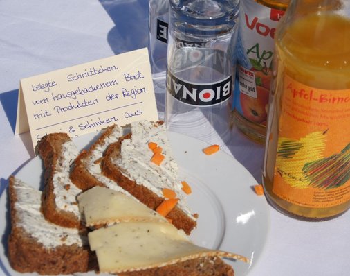 Der Biosphaire-Regiomarkt versorgt die Gäste mit frisch gebackenem Brot und Produkten aus der Region.
