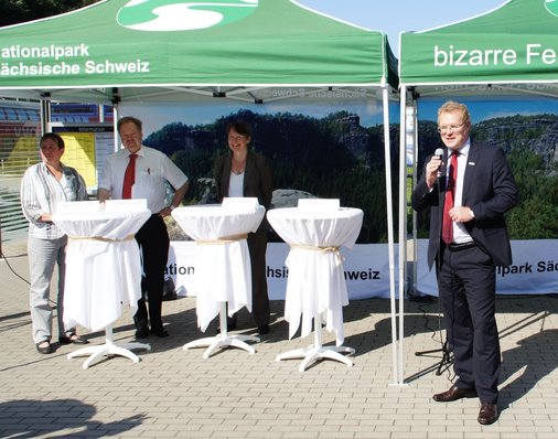 Dirk Flege, Geschäftsführer der Allianz pro Schiene, begrüßt die Ehrengäste auf dem sanierten Bahnhofsvorplatz.
