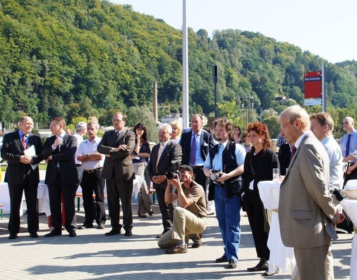 Umringt von Wäldern, Schrammsteinen und der Elbe lauschen die Ehrengäste der Würdigung des Nationalparkbahnhofs.