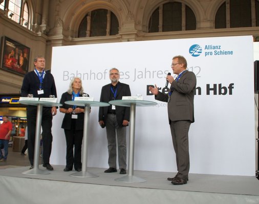 Dirk Flege, Geschäftsführer der Allianz pro Schiene und Jury-Mitglied, begrüßt die Ehrengäste und Pressevertreter im Bremer Hauptbahnhof.