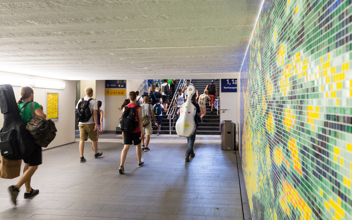 Bunte Unterführung zu den Gleisen des Marburger Bahnhofs