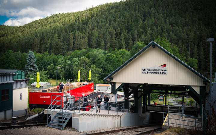 Im Bahnhof Obstfelderschmiede besteigen die Fahrgäste das 