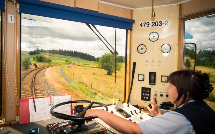 Blick aus dem Führerstand eines Wagens der Bergbahn-Flachstrecke