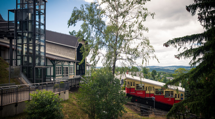 Zug vor der Ankunft in Lichtenhain