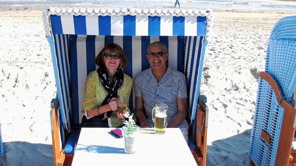 Strandkorb mit Susan Gill und ihrem Mann