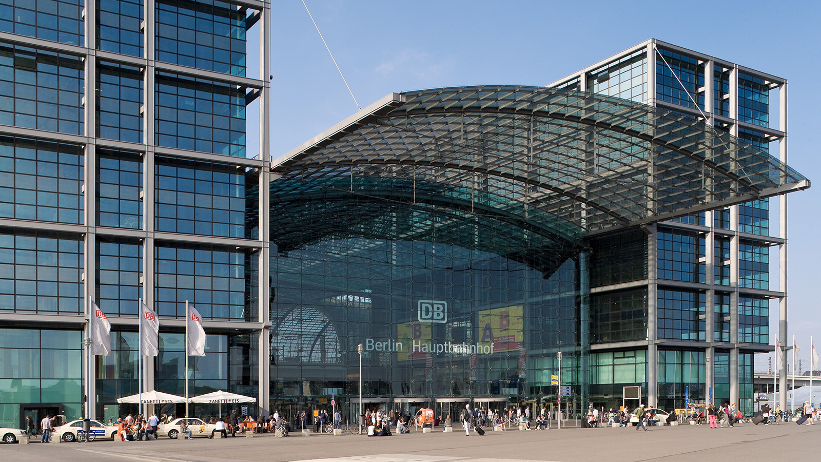 Berlin Hauptbahnhof: Moderner Bahnhof mit viel Platz und Glas