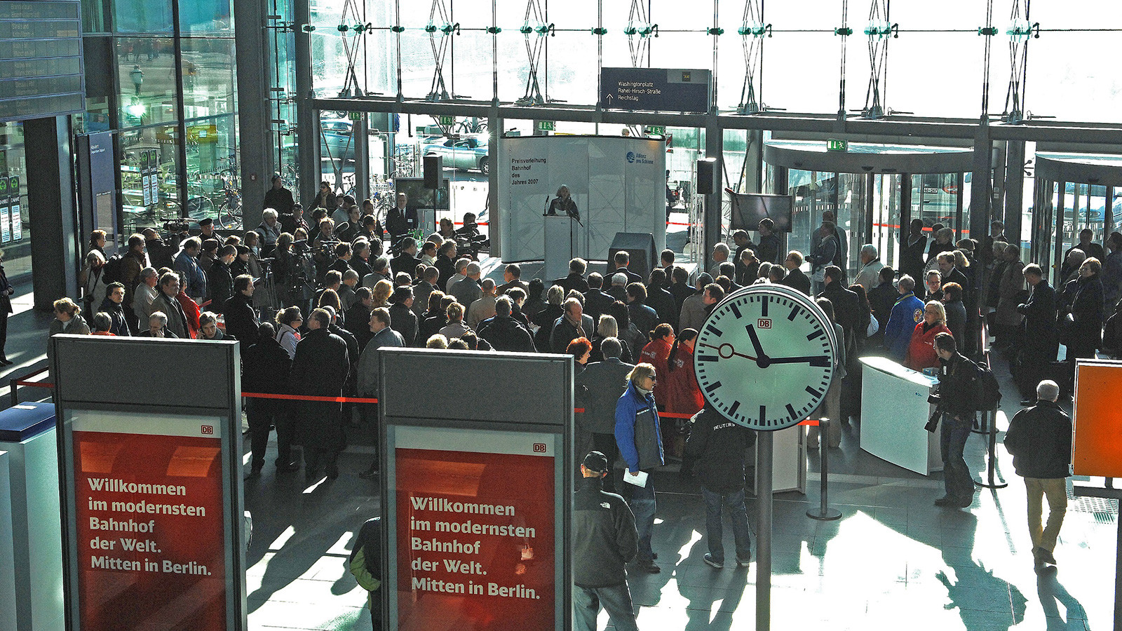 Berlin Hauptbahnhof Eingangshalle während der Preisverleihung 